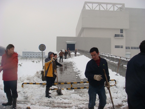 员工奋战在冰雪第一线，集团领导表示亲切慰问